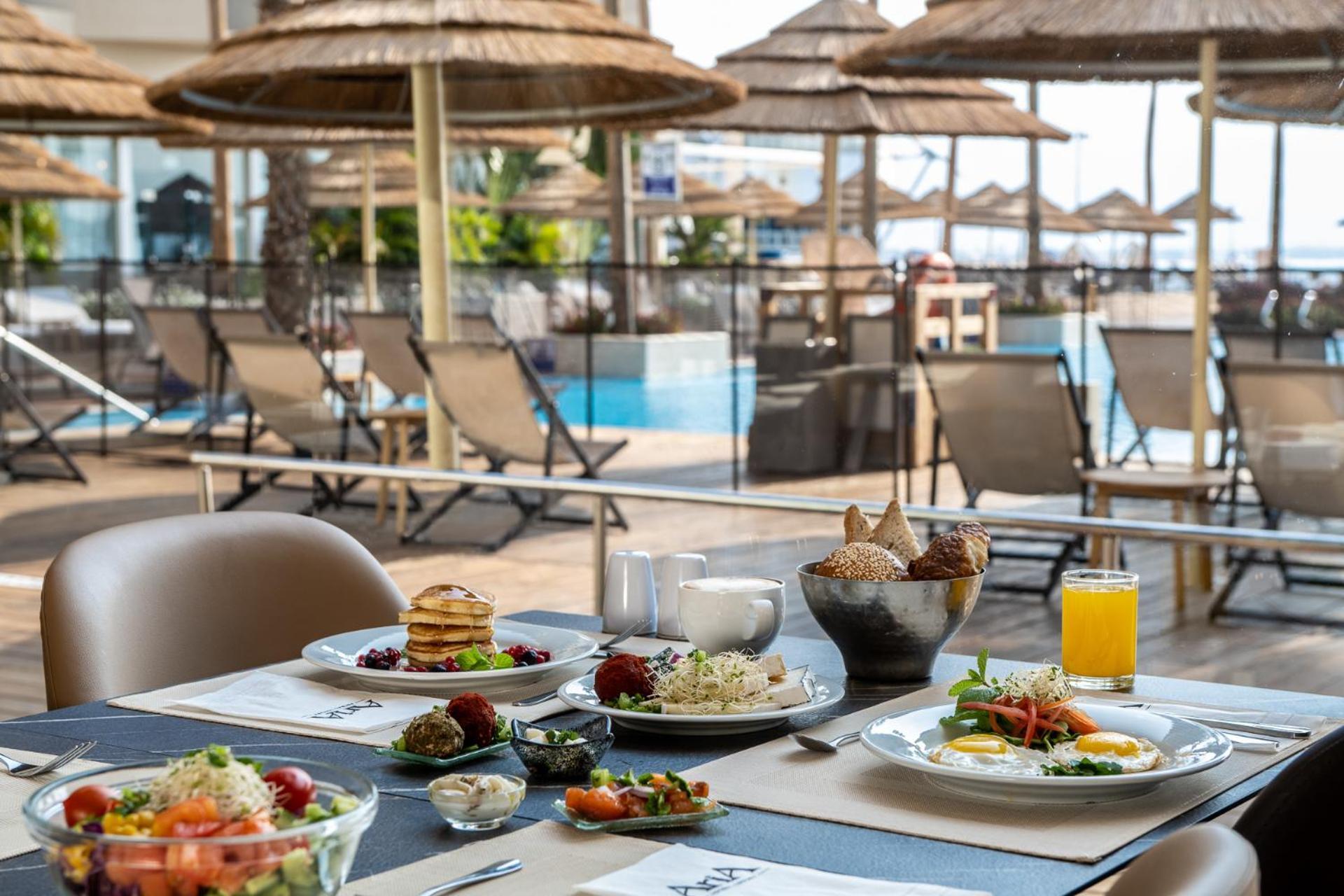 Hotel Aria Eilat Exterior foto A buffet at a hotel